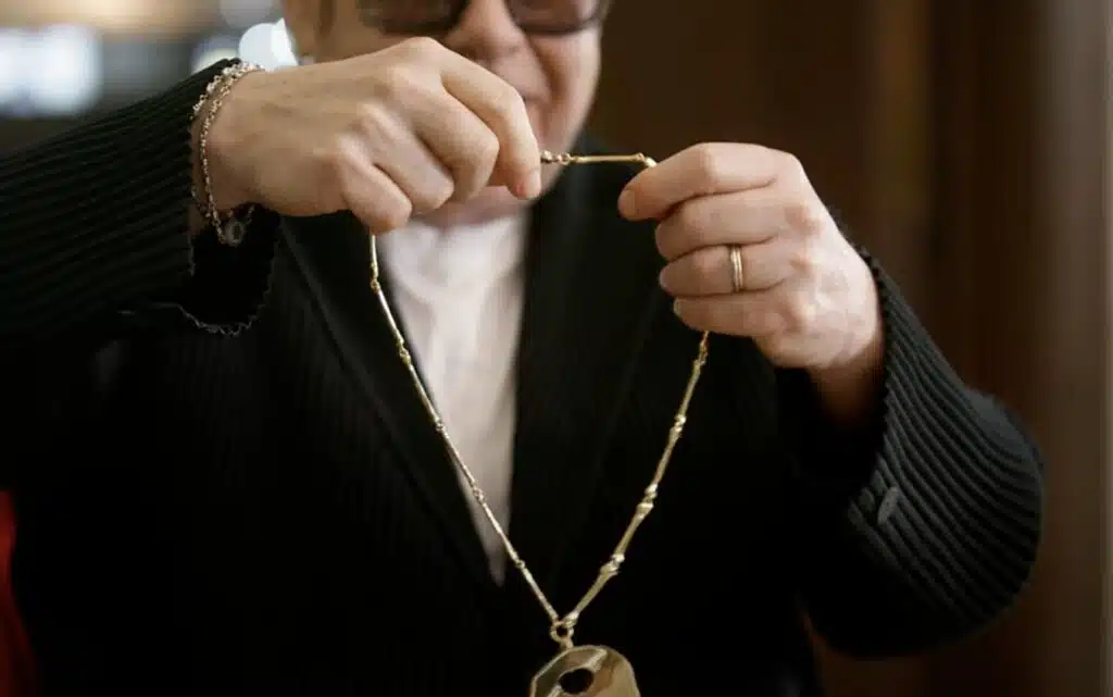 Elton John teetti kaksi korua leikatuista ruumiinosista – tältä näyttää lopputulos