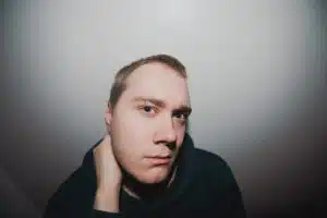 Lassi, 20, juo itsensä känniin, vaikka rahaa ei ole – ”Enemmän tuloa kuin Kelasta”