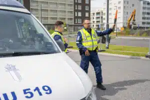 Poliisit 24/7: mies yrittää saada ovea auki S-etukortilla 2 Poliisit 24/7: mies yrittää saada ovea auki S-etukortilla