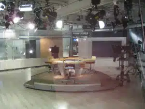 Anniina Valtoselta hupaisa hetki suorassa lähetyksessä: ”Poistun paikalta”