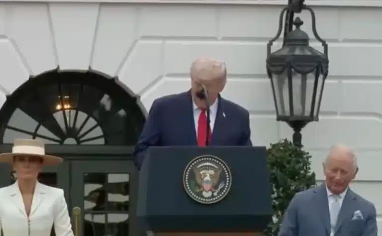 Donald Trumpin käsi vaelsi Melanien pakaralle